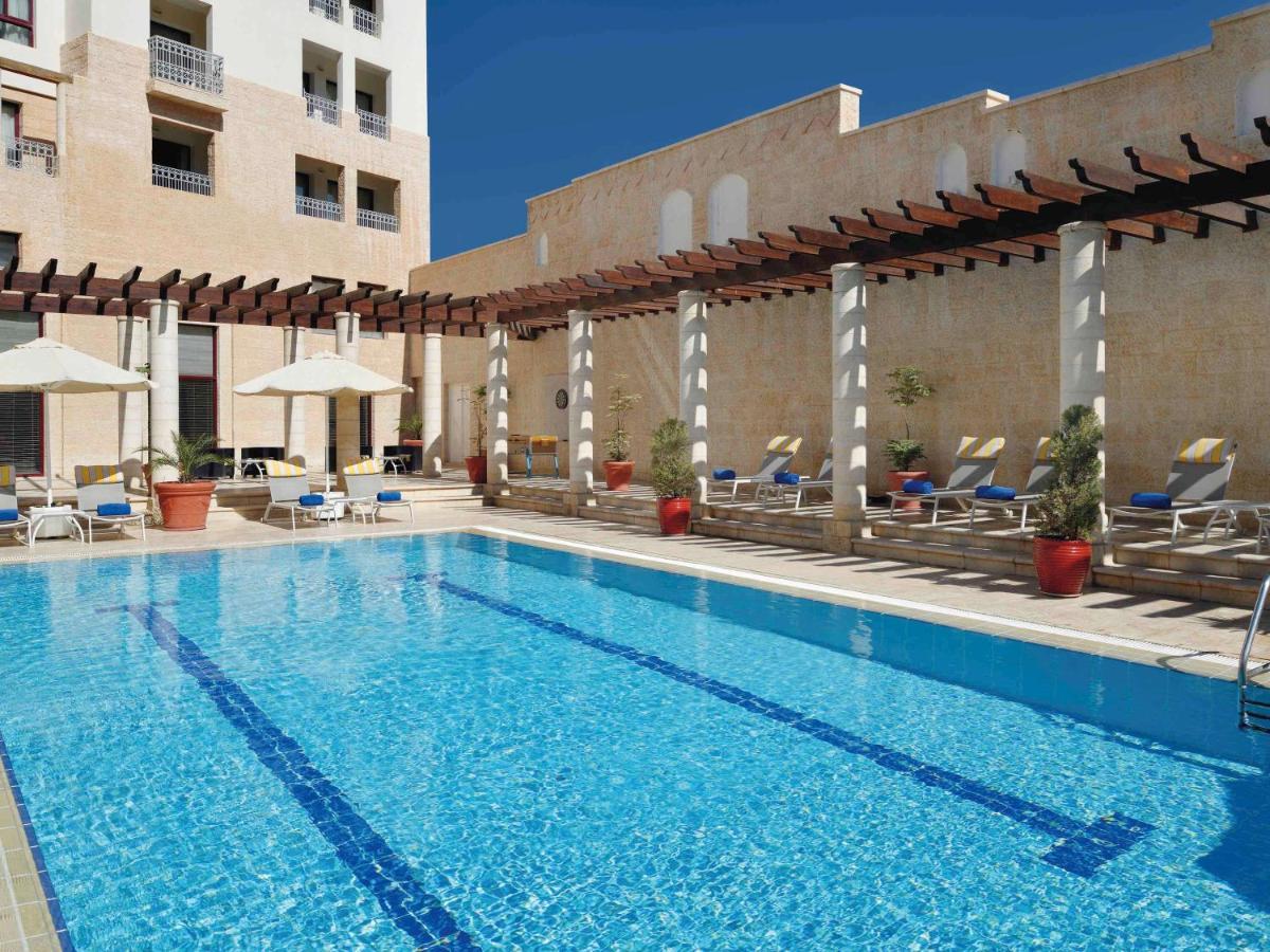Moevenpick Resort Petra Ваді-Муса Екстер'єр фото The pool at the Westin