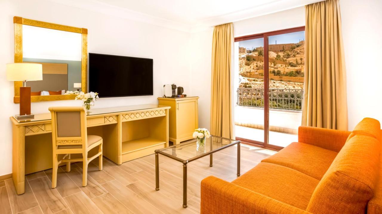 Moevenpick Resort Petra Ваді-Муса Екстер'єр фото A room at the hotel