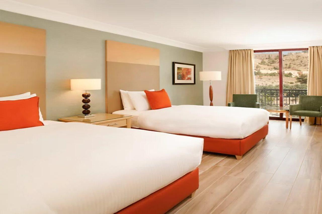 Moevenpick Resort Petra Ваді-Муса Екстер'єр фото A typical hotel room