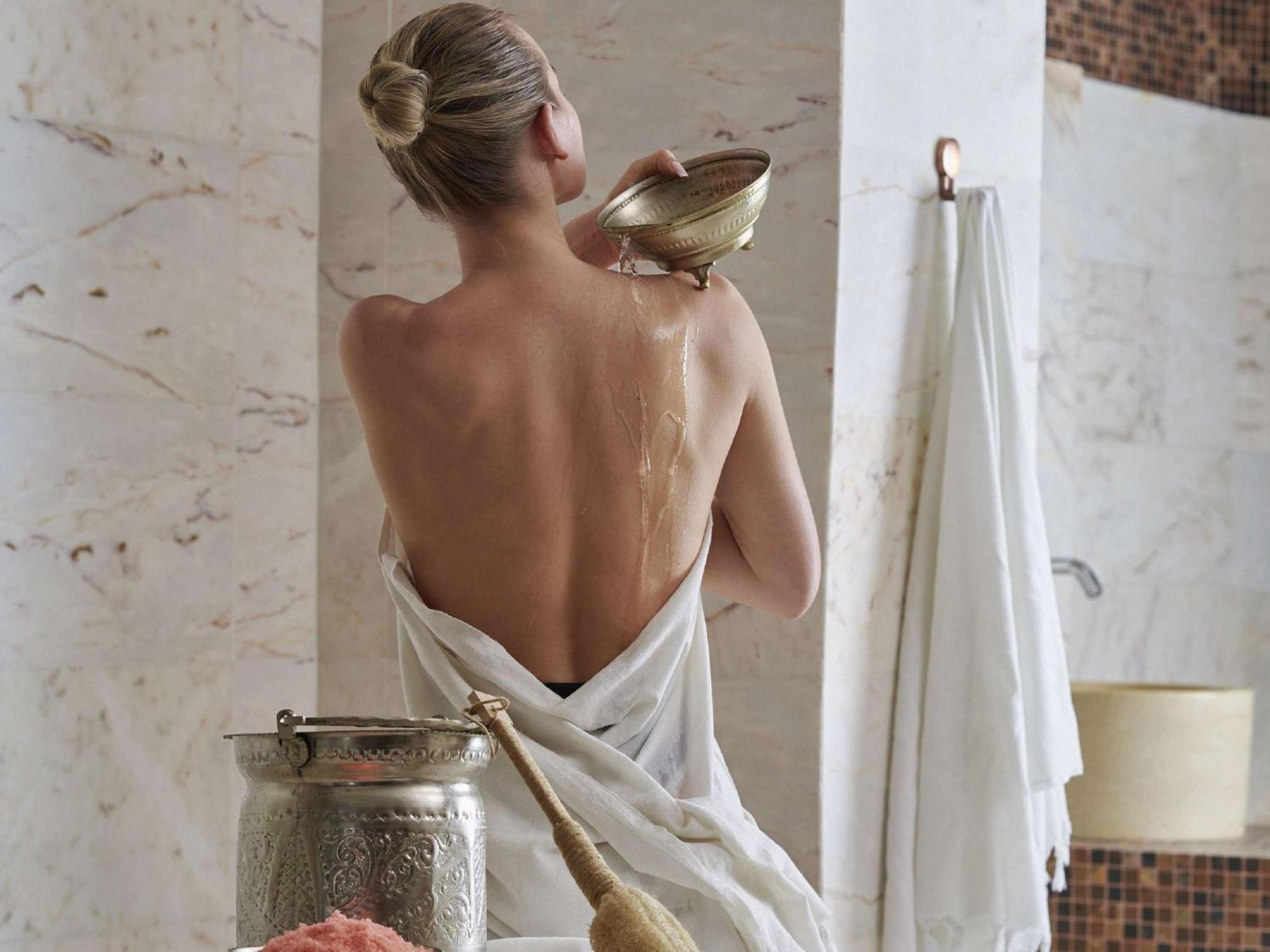 Moevenpick Resort Petra Ваді-Муса Екстер'єр фото A woman wrapped in a bath sheet