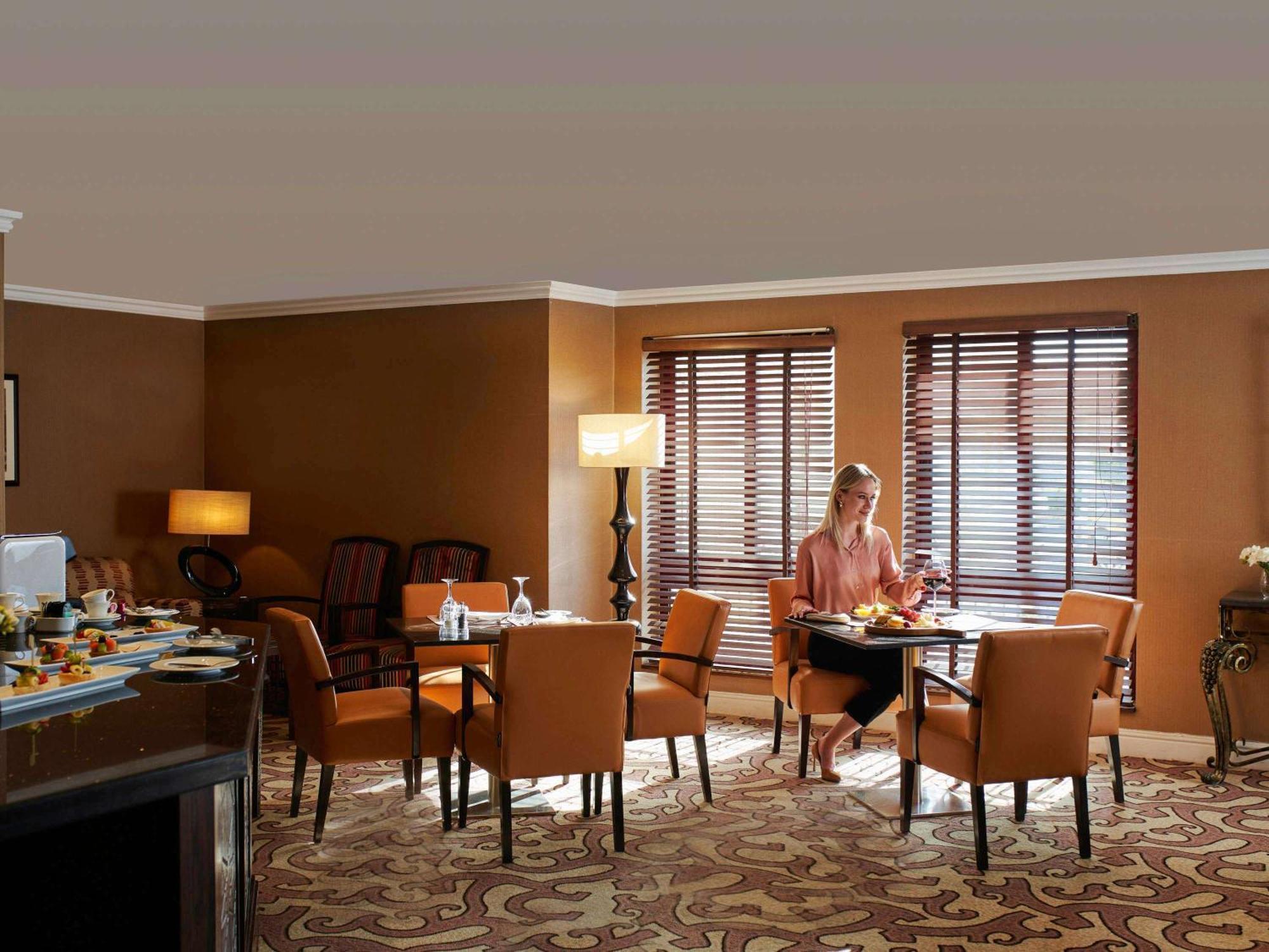 Moevenpick Resort Petra Ваді-Муса Екстер'єр фото The Club at London Heathrow Airport
