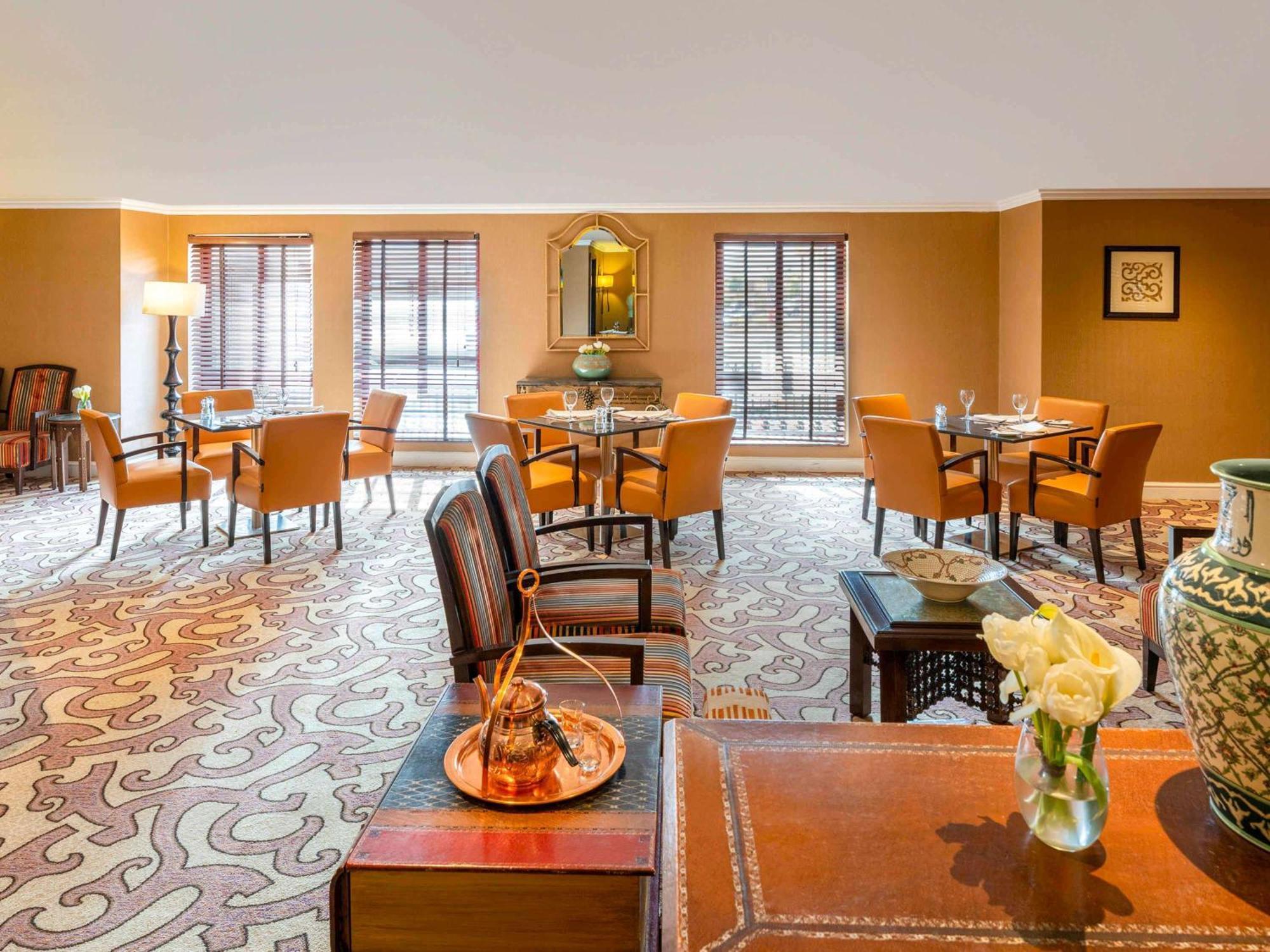 Moevenpick Resort Petra Ваді-Муса Екстер'єр фото The Club Lounge at the hotel