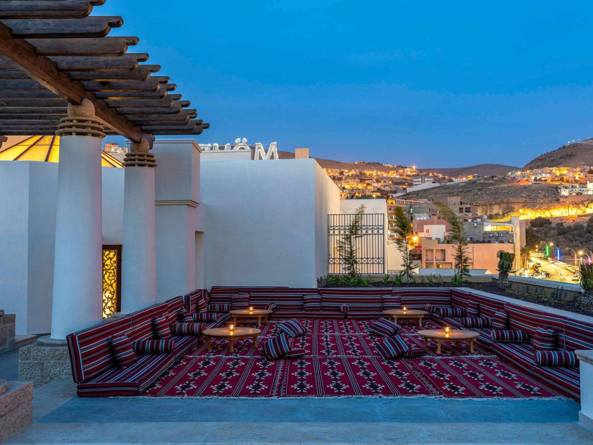 Moevenpick Resort Petra Ваді-Муса Екстер'єр фото The view from the rooftop of the hotel
