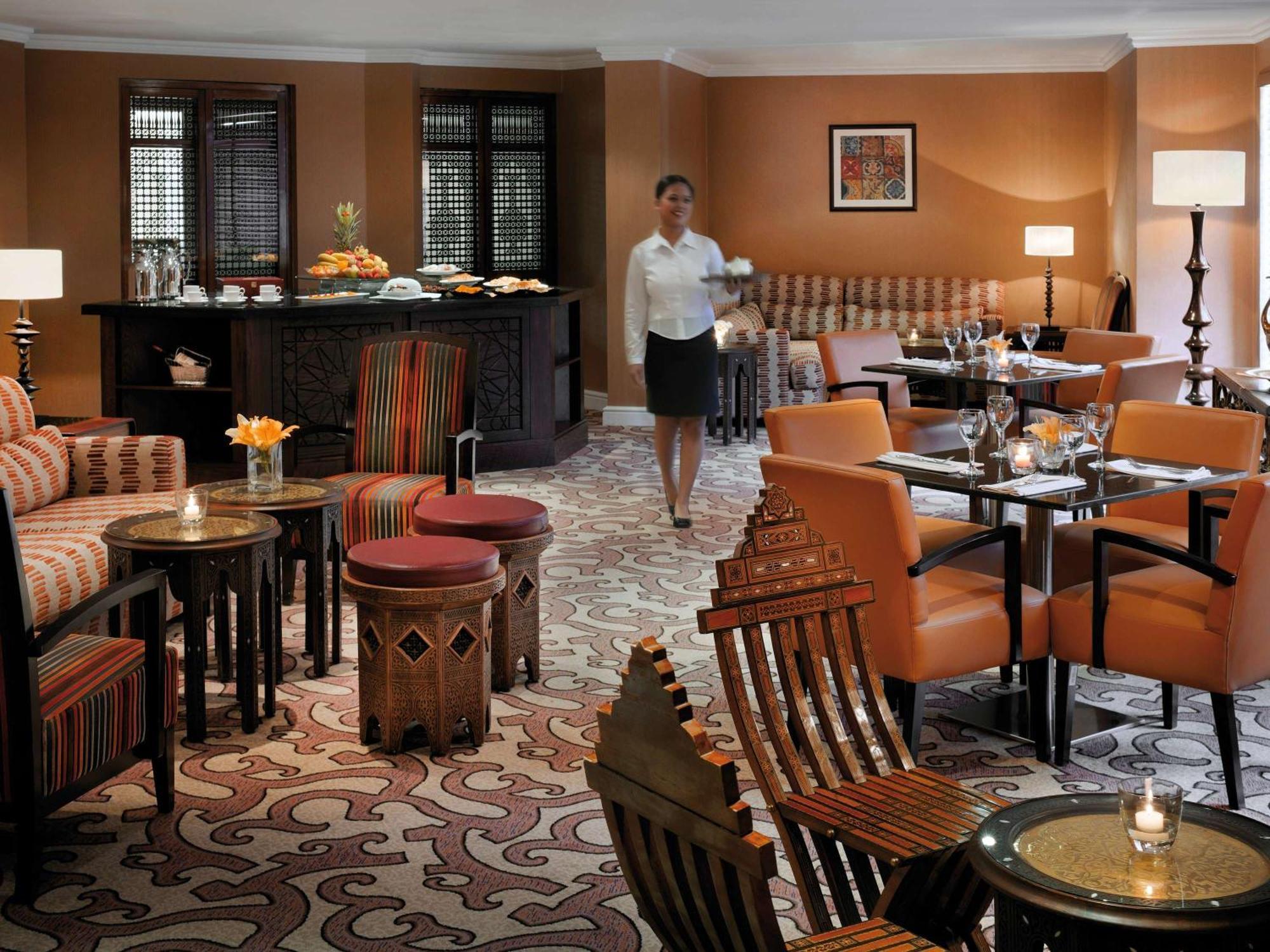 Moevenpick Resort Petra Ваді-Муса Екстер'єр фото The Club Lounge at the Four Seasons Hotel, Cairo
