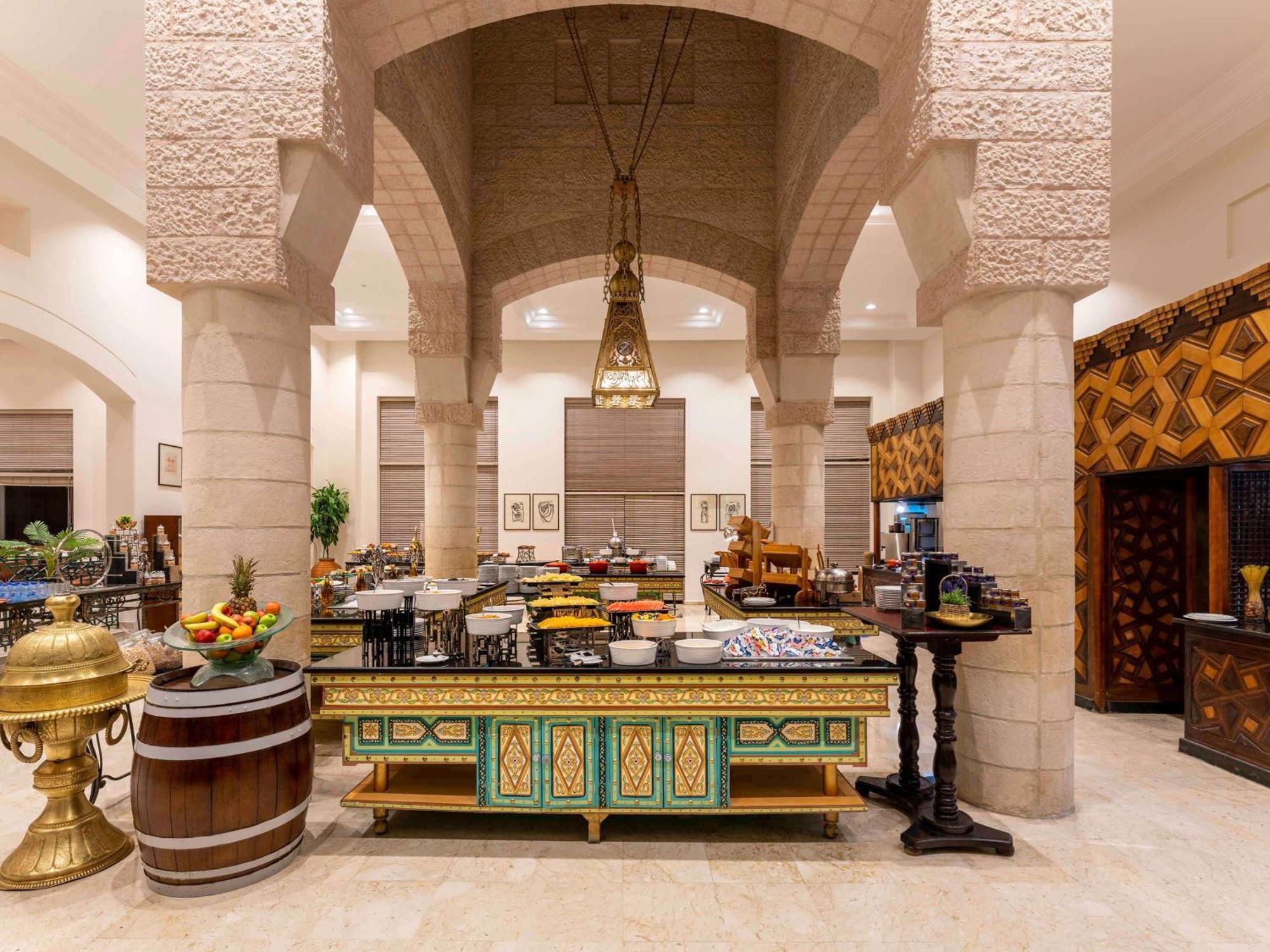 Moevenpick Resort Petra Ваді-Муса Екстер'єр фото The buffet at the hotel