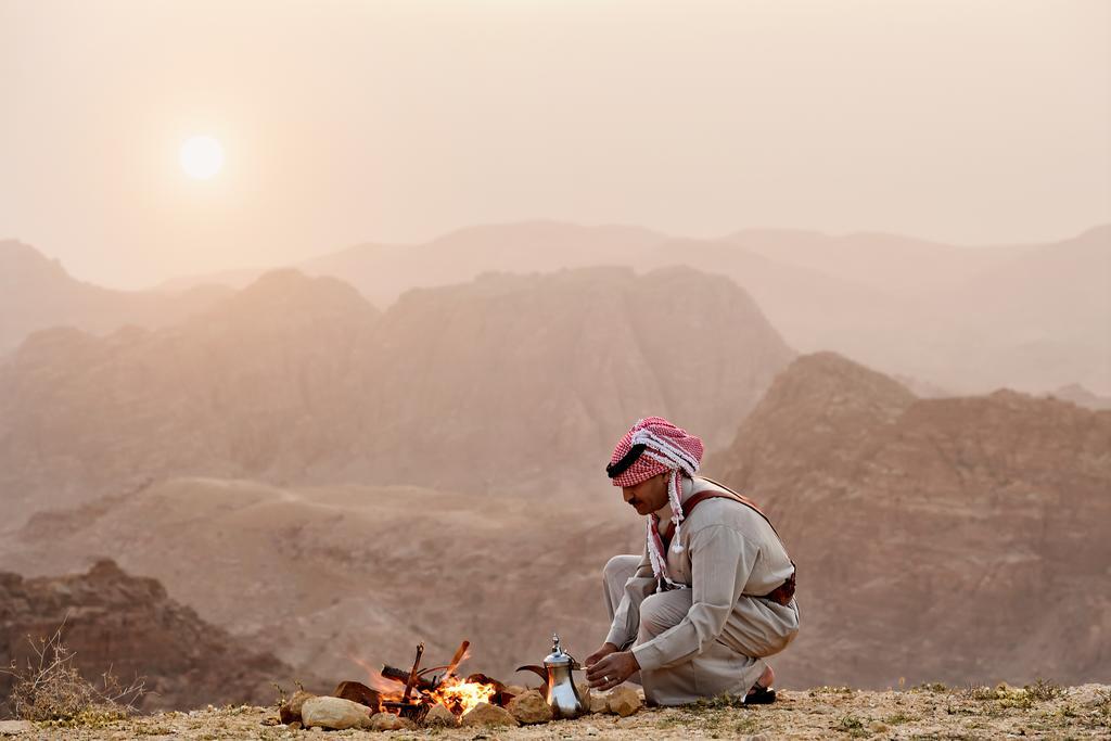 Moevenpick Resort Petra Ваді-Муса Екстер'єр фото A Bedouin in Wadi Rum
