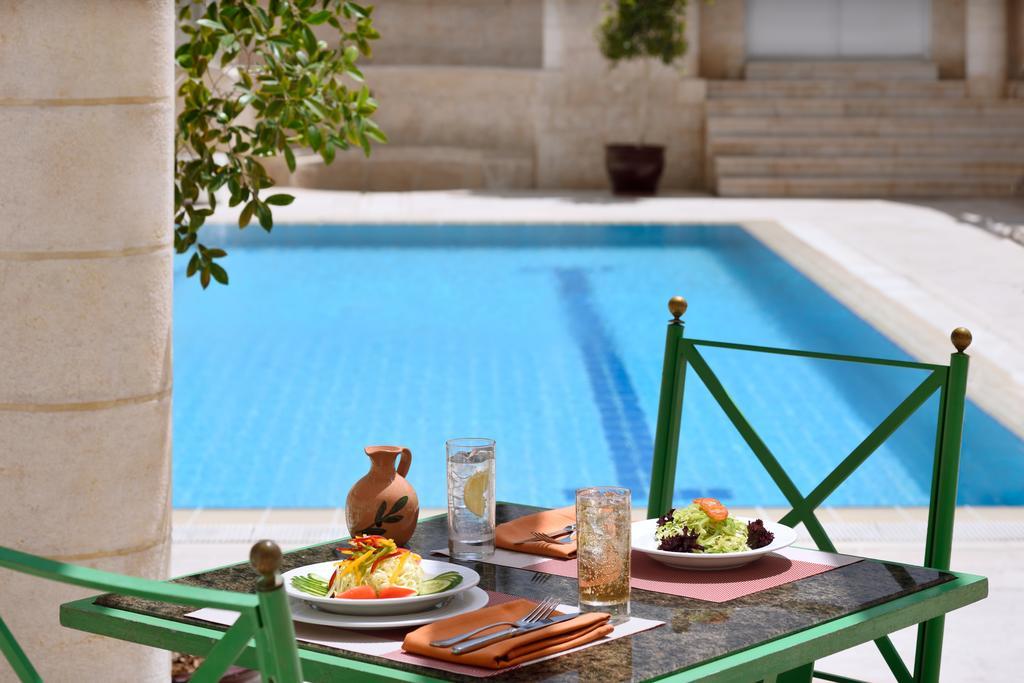 Moevenpick Resort Petra Ваді-Муса Екстер'єр фото Pool at the hotel